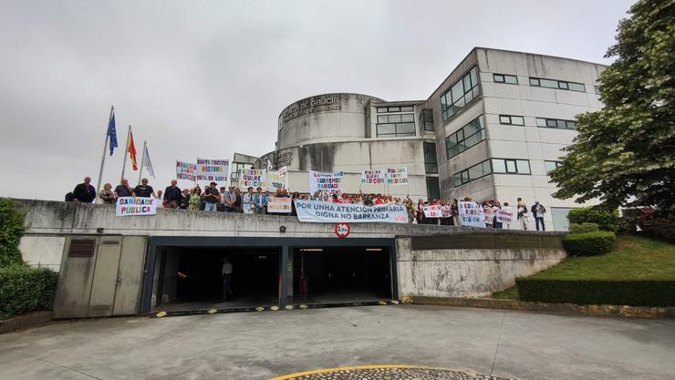 Concentración de veciños de Ribeira (A Coruña) ante a sede do Sergas en Santiago.. PLATAFORMA EN DEFENSA DÁ SANIDADE PÚBLICA BARBANZA 