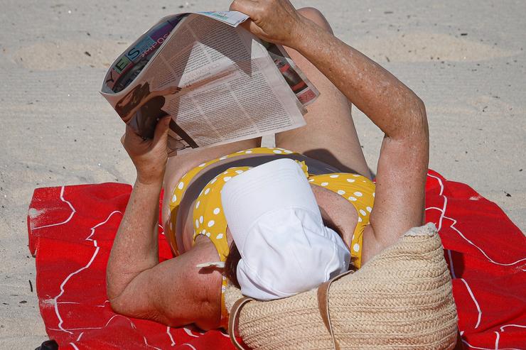 Unha muller na praia de Samil, a 31 de maio de 2025, en Vigo 