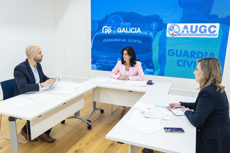 A secretaria xeral do PPdeG, Paula Prado, reuniuse con con Diego Madrazo e Olaya Salardón, secretario xeral en Galicia e secretaria nacional de relacións institucionais da Asociación Unificada de Gardas Civís (AUGC).. ÍÑIGO ROLÁN 