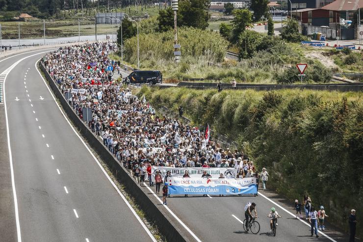 Centos de persoas durante unha nova protesta contra Altri, a 1 de xuño de 2025, en Pontevedra, Galicia (España).. Beatriz Ciscar - Europa Press 