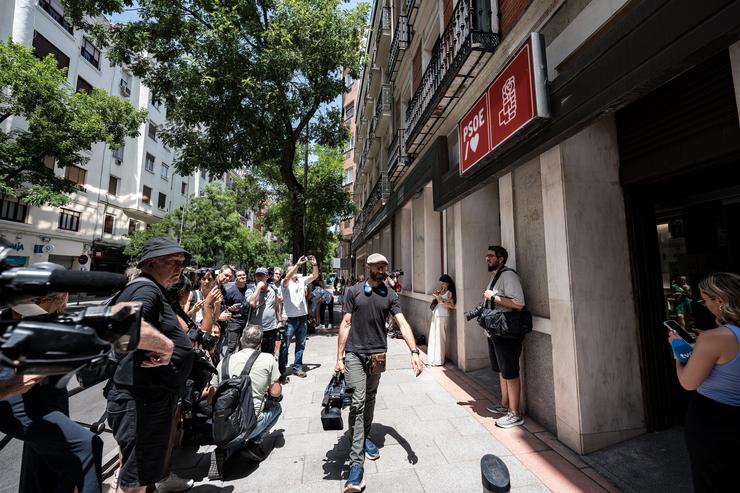 Decenas de xornalistas na porta da sede do PSOE da rúa Ferraz.. Diego Radamés - Europa Press 