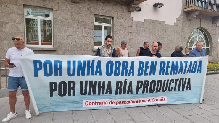 Representantes de mariscadoras e mariscadores da ría do Burgo, nunha nova concentración ante a Delegación do Goberno en Galicia. CONFRARÍA DE PESCADORES 