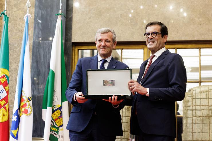O presidente da Xunta, Alfonso Rueda, recibe en nome de Galicia, as chaves da cidade do Porto. DAVID CABEZON, XUNTA 