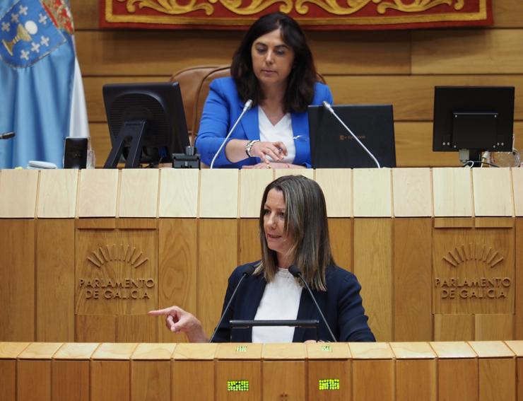 Lara Méndez (PSdeG) e Elena Candia (PPdeG), no pleno do Parlamento 
