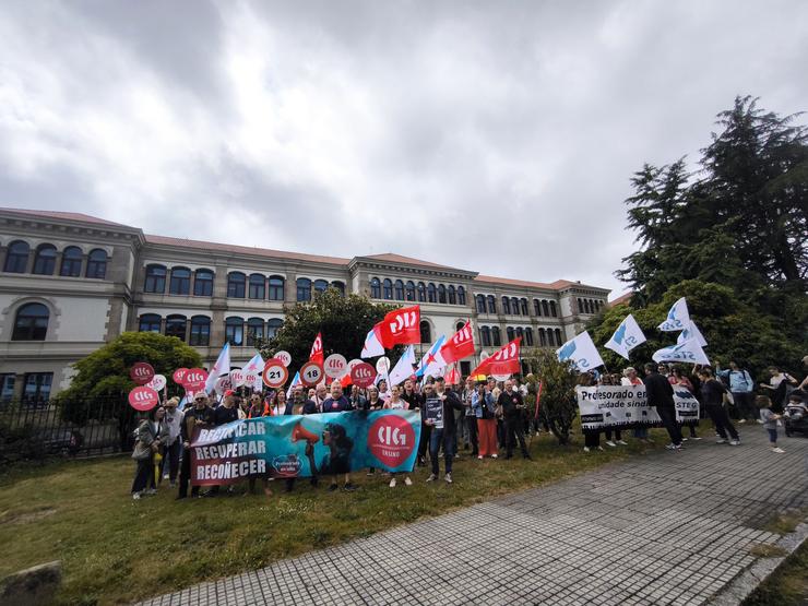 Concentración da CIG-Ensino ante a Xunta en San Caetano para reivindicar dereitos 'arrebatados' ao profesorado 