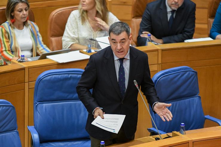 O conselleiro de Educación, Román Rodríguez, responde a unha pregunta oral no Pleno do Parlamento de Galicia 