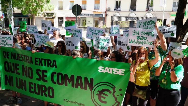 Concentración contra o recorte das pagas extra de enfermeiros e fisioterapeutas 