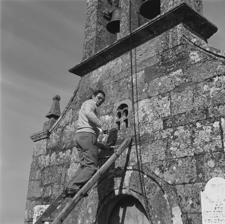 Rivas medindo a ventá xeminada da igrexa de Paradela (Lugo) no ano 1984. Autor: Fernando del Río