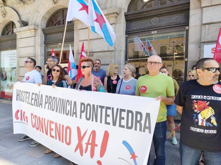 Concentración en Vigo para esixir renovar as negociacións do convenio provincial de hostalaría. 