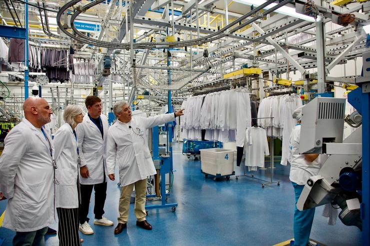 O secretario xeral do PSdeG, José Ramón Gómez Besteiro, visita a sede de Ilunion Téxtil Care, en Santiago.. PSDEG 