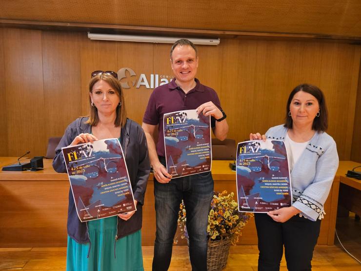 Cristina Cid, Alcaldesa; César Lorenzo, director de Aira Editorial; e María López, concelleira de Promoción Económica, na presentación do FLAZ 2025. Foto: Concello de Allariz.