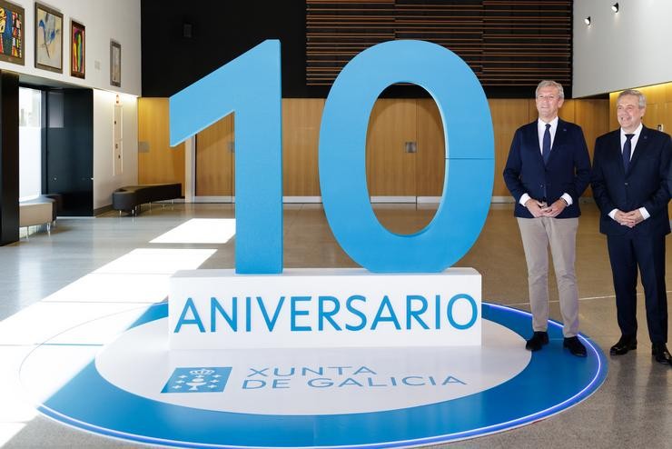 O presidente dá Xunta, Alfonso Rueda, acompañado polo conselleiro de Sanidade, Antonio Gómez Caamaño, no acto con motivo do décimo aniversario do Hospital Álvaro Cunqueiro de Vigo / David Cabezón