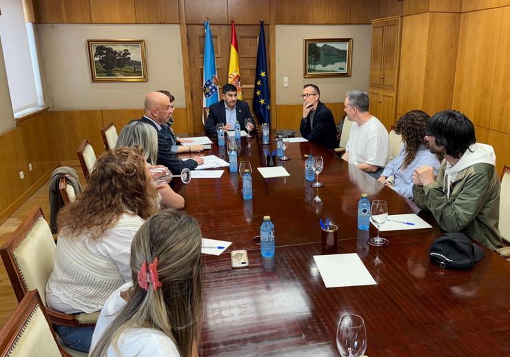 O delegado do Goberno en Galicia, Pedro Blanco, reúnese con cooperativistas do barrio coruñés de Xuxán / DELEGACIÓN DO GOBERNO EN GALICIA