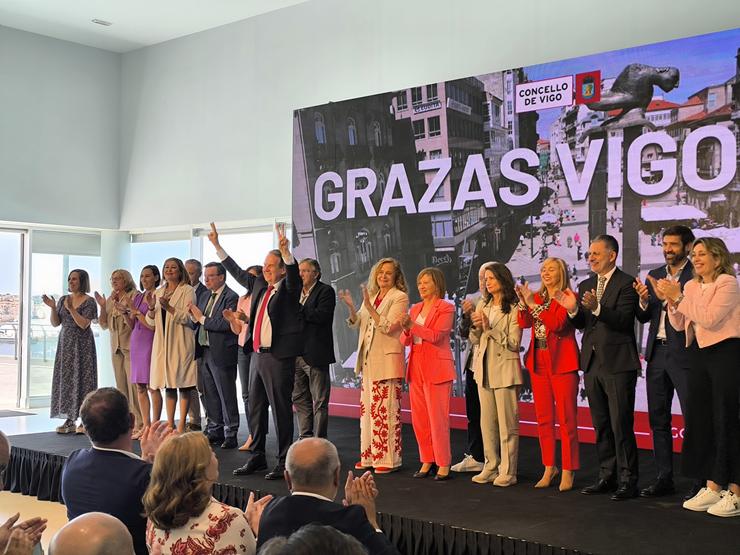 O alcalde de Vigo, Abel Caballero, co seu equipo de goberno, nun acto de balance de 18 anos de mandato. En Vigo, a 2 de xuño de 2025 / Europa Press
