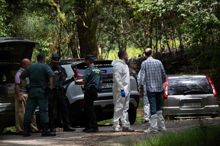 Axentes da Garda Civil no lugar no que se atoparon os corpos, a 31 de maio de 2025, en Campo Lameiro 