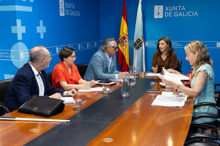 A conselleira de Medio Ambiente e Cambio Climático, Ángeles Vázquez, reúnese co presidente da Asociación Eólica Galega (EGA), José Manuel Pazo 