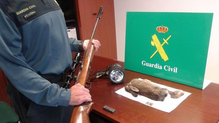 Escopeta con silenciador empregada para a caza ilegal en Vilaboa 