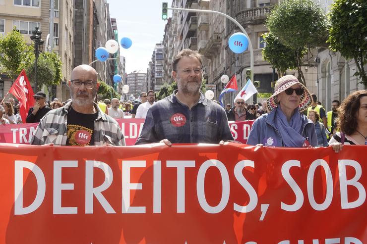 Arquivo - Varias persoas durante a manifestación polo Día do Traballador convocada por CIG, a 1 de maio de 2025, en Vigo, Pontevedra, Galicia (España). Os sindicatos UXT e CCOO convocaron hoxe 1 de maio, en máis de 50 cidades, á cidadanía a par. Javier Vázquez - Europa Press - Arquivo