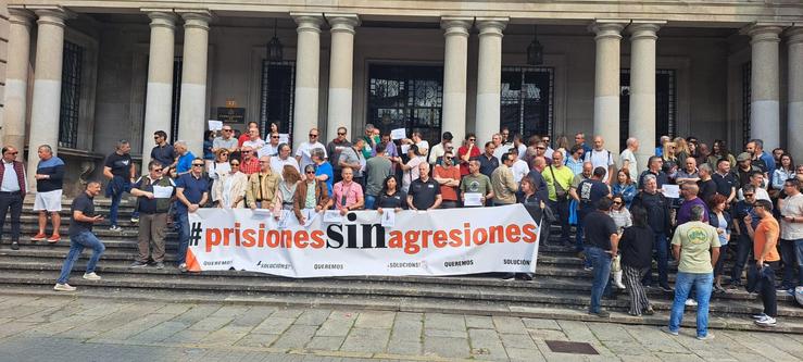 Concentración de funcionarios de prisións contra agresións no cárcere da Lama 