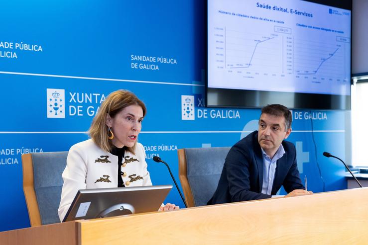 Rolda de prensa da secretaria xeral técnica da Consellería de Sanidade, Natalia Lobato, e o subdirector xeral de Sistemas e Tecnoloxías da Información, Benigno Rosón. XUNTA DE GALICIA 
