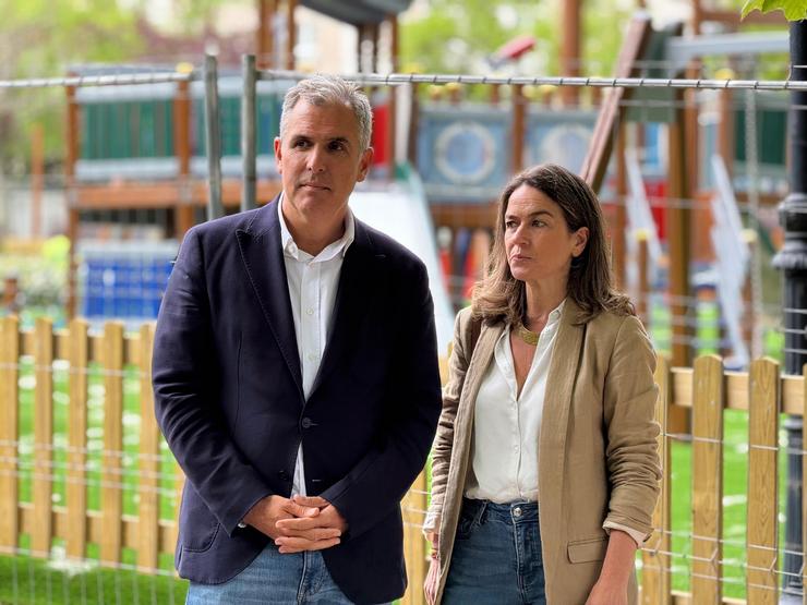 O portavoz municipal do PP, Rafa Domínguez, e a concelleira e senadora popular, Pepa Pardo, en declaracións / PP