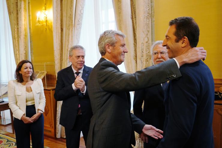 O presidente da Xunta, Alfonso Rueda, abraza ao ata agora conselleiro do Mar, Alfonso Villares, no acto de posesión da nova conselleira. ÁLVARO BALLESTEROS 