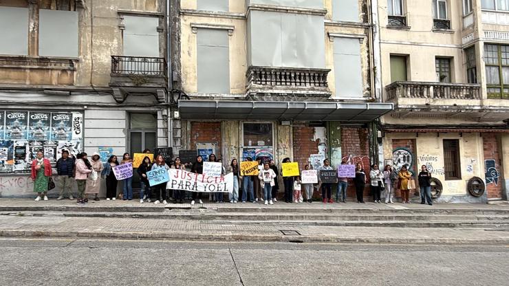 Achegados de Yoel Quispe mobilízanse ante os xulgados pedindo "xustiza" / ACHEGADOS DE YOEL QUISPE