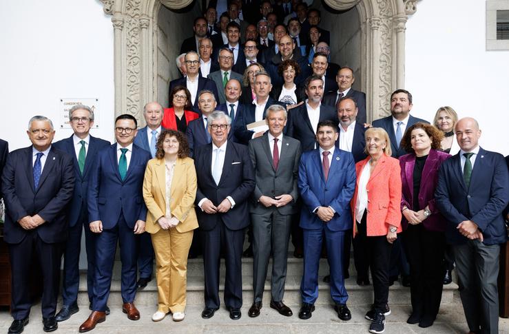 Alfonso Rueda, acompañado polo conselleiro de Emprego, José González, en clausúraa da Asemblea Xeral Ordinaria dá Confederación de Empresarios de Galicia (CEG). DAVID CABEZÓN @ XUNTA 