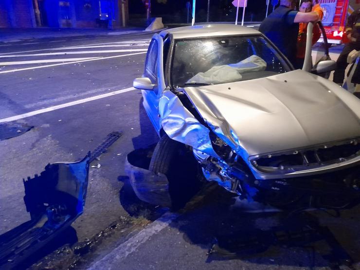 Accidente na N-6 á altura de Guísamo, en Bergondo (A Coruña); unha das persoas que ía no coche resultou ferida e foi evacuada ao CHUAC.. CONSORCIO CONTRA INCENDIOS E SALVAMENTO A Coruña / Europa Press