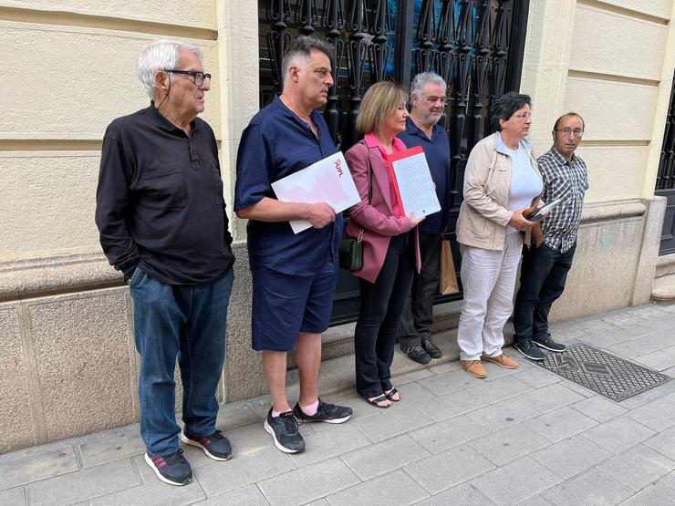 Os representantes dos colectivos demandantes, ás portas dos xulgados de Zamora. / Europa Press