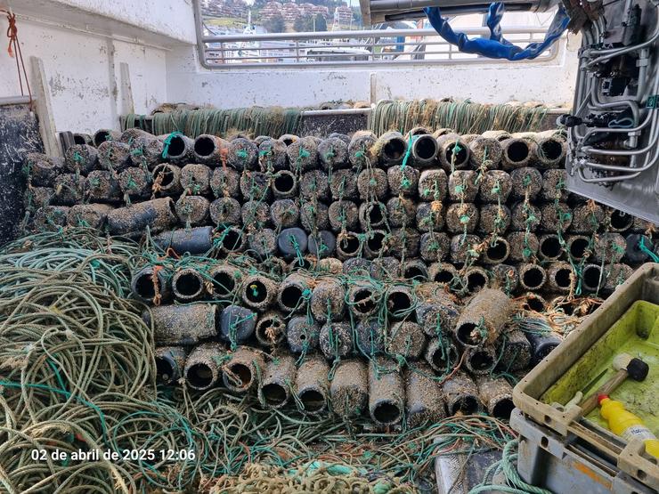 Gardacostas de Galicia incauta case 1.300 quilos de polbo e 6.000 utensilios de captura durante a veda dos últimos dous meses.. XUNTA / Europa Press