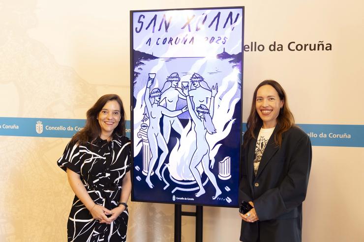 Presentación do dispositivo de San Xoán con presenza da alcaldesa da Coruña, Inés Rey, e a autora do cartel, Laura Pato / ANDY PÉREZ