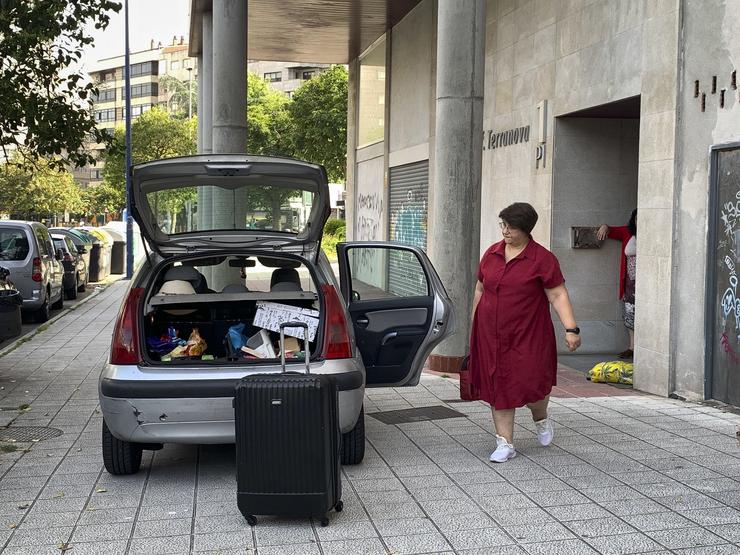 Unha nai divorciada e o seu fillo abandonan a súa vivenda en Vigo, en execución dunha sentenza de desafiuzamento / ADRIÁN IRAGO