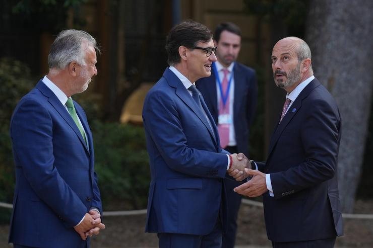 (I-D) O ministro de Política Territorial, Ángel Víctor Torres; o presidente da Generalitat de Cataluña, Salvador Illa e o presidente do Senado, Pedro Rollán, á súa chegada á XXVIII Conferencia de Presidentes 