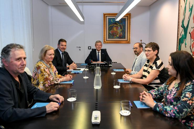 O presidente da Xunta, Alfonso Rueda, e a Real Academia Galega (RAG), Henrique Monteagudo reúnense. XUNTA 