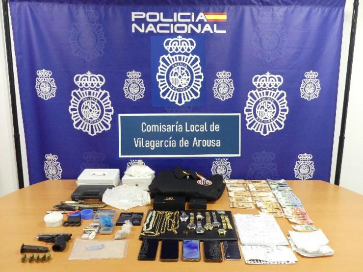 Droga, diñeiro e outros efectos intervidos pola Policía tras desmantelar un punto negro de venda de droga nun piso de Vilagarcía, onde se detivo a 4 persoas. POLICÍA NACIONAL / Europa Press