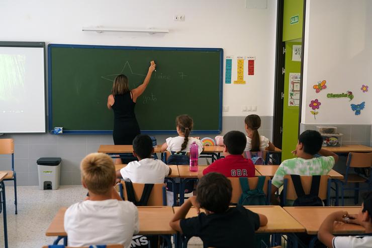 Arquivo - Nenos na aula no seu primeiro día de clase tras as vacacións de verán, a 10 de setembro de 2024, en Málaga, Andalucía (España). (Foto de arquivo).. Álex Zea - Europa Press - Arquivo / Europa Press