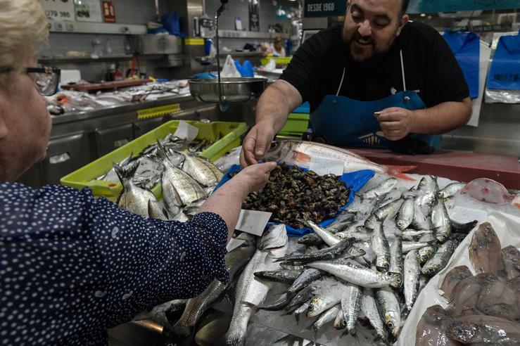 Arquivo - Marisco nas pescaderías da Praza de Lugo, a 22 de xuño de 2023, na Coruña, Galicia (España). O quilo de sardiña alcanzou na mañá de hoxe un prezo dun oito euros nas pescaderías da Praza de Lugo, na Coruña, o día an. M. Dylan - Europa Press - Arquivo / Europa Press