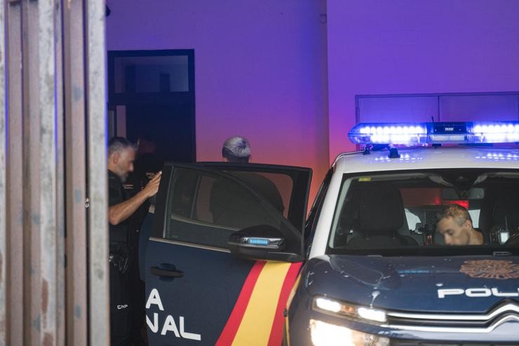 Axentes da policía nacional deteñen a unha persoa pola liorta de Ribeira, a 11 de xullo de 2025, en Ribeira, A Coruña, Galicia (España). Outro seis persoas foron detidas onte, 10 de xullo, pola multitudinaria pelexa que se produciu o pasado 1. Elena Fernández - Europa Press