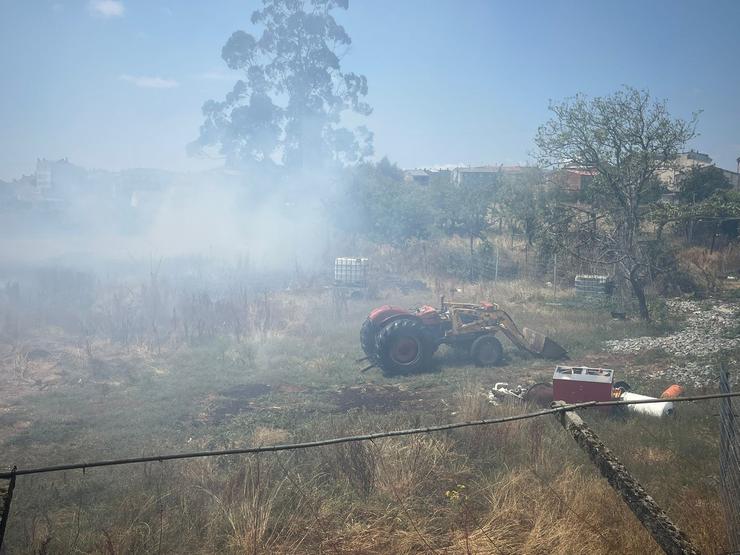 Incendio nunha leira en Melide. CONSORCIO PROVINCIAL CONTRAINCENDIOS E SALVAMENTO