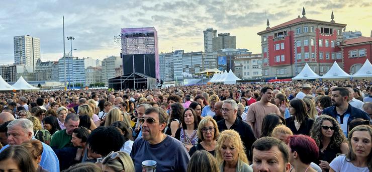 Público no Peirao da Batería da Coruña agardando polo rei da salsa, Marc Anthony 