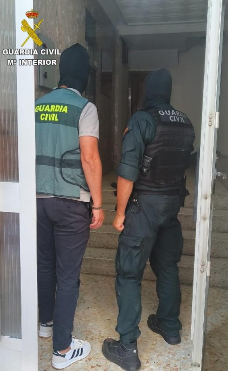 Operación para deter a un mozo de Ourense en relación cunha banda que cometía asaltos violentos ao sur de Pontevedra.. GARDA CIVIL / Europa Press