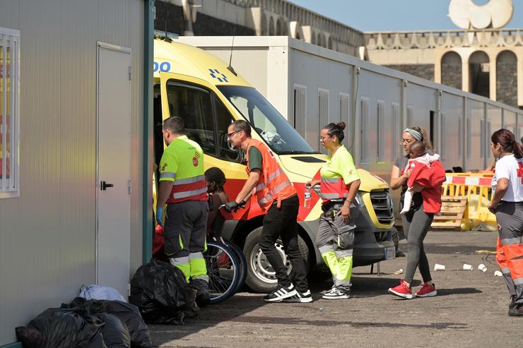 Un dos migrantes rescatados tras envorcar un caiuco no Porto da Restinga, a 28 de maio de 2025, nel Hierro, Canarias (España). Europa Press Canarias / Europa Press