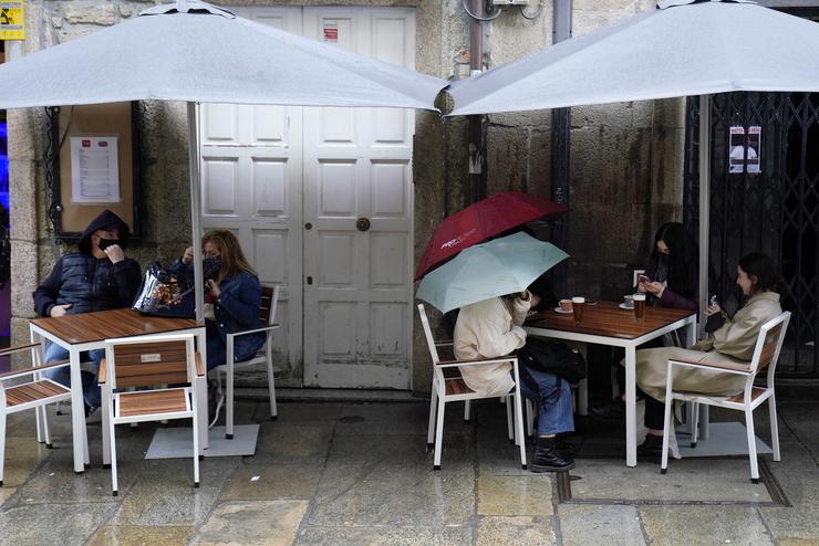 Varias persoas toman unhas bebidas nas mesas da terraza dun bar, en Santiago de Compostela, A Coruña (Galicia), a 22 de outubro de 2020. Álvaro Ballesteros / Europa Press