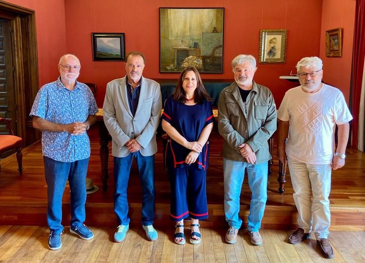 A deputada de cultura, Natividade González; o presidente de Real Academia Galega de Belas Artes, Manuel Quintana Martelo; o secretario, Felipe-Senén López; e os académicos Xurxo Lobato e Xosé Manuel Casabella.. DEPUTACIÓN DA CORUÑA
