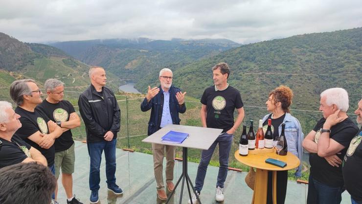 Severino Rodríguez dirixíndose aos empresarios de AEMOS. Foto: Asoc. de Empresas Ribeira Sacra Next.