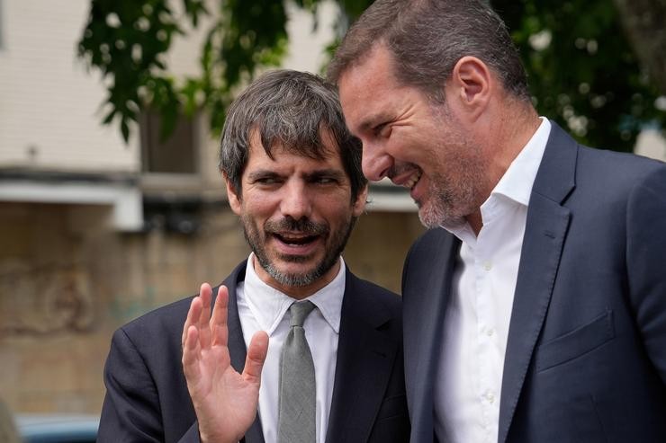 O ministro de Cultura, Ernest Urtasun (i), e o conselleiro de Cultura da Xunta de Galicia, José López Campos (d).. Adrián Irago - Europa Press 