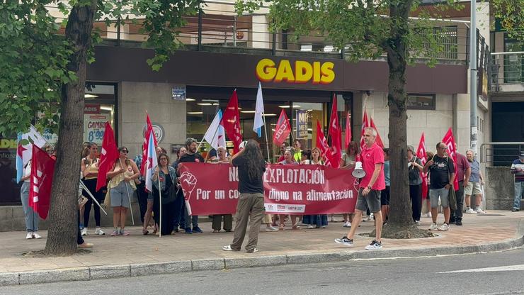 Manifestación do sector da alimentación en Ourense fronte ao supermercado Gadis na rúa Xoán de Novoa / Europa Press