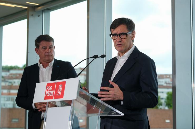 O presidente da Generalitat de Catalunya, Salvador Illa (d), intervén xunto ao secretario xeral do PSdeG, José Ramón Gómez Besteiro (i), durante unha rolda de prensa, no Hotel NH Collection, a 18 de xullo de 2025, en Santiago de Compostela, A Cor. César Arxina - Europa Press 