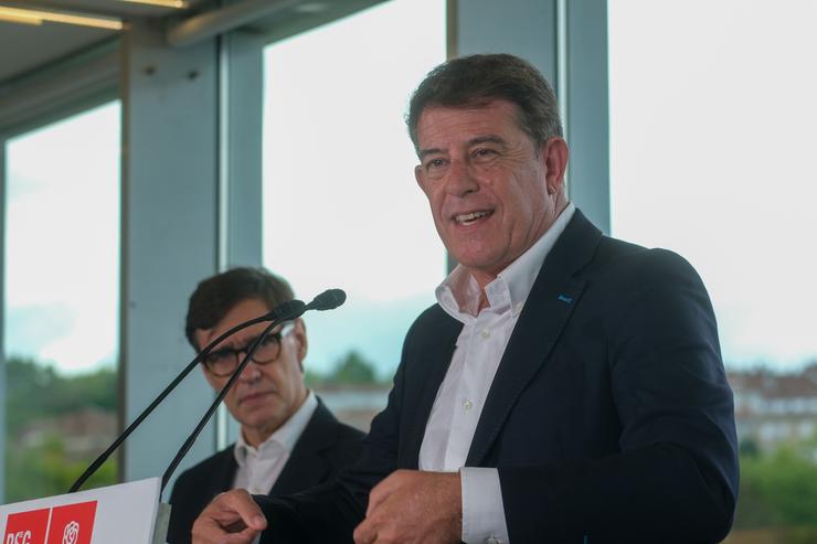O secretario xeral do PSdeG, José Ramón Gómez Besteiro (d). intervén xunto ao presidente da Generalitat de Catalunya, Salvador Illa (i), durante unha rolda de prensa, no Hotel NH Collection, a 18 de xullo de 2025, en Santiago de Compostela, A Cor. César Arxina - Europa Press 